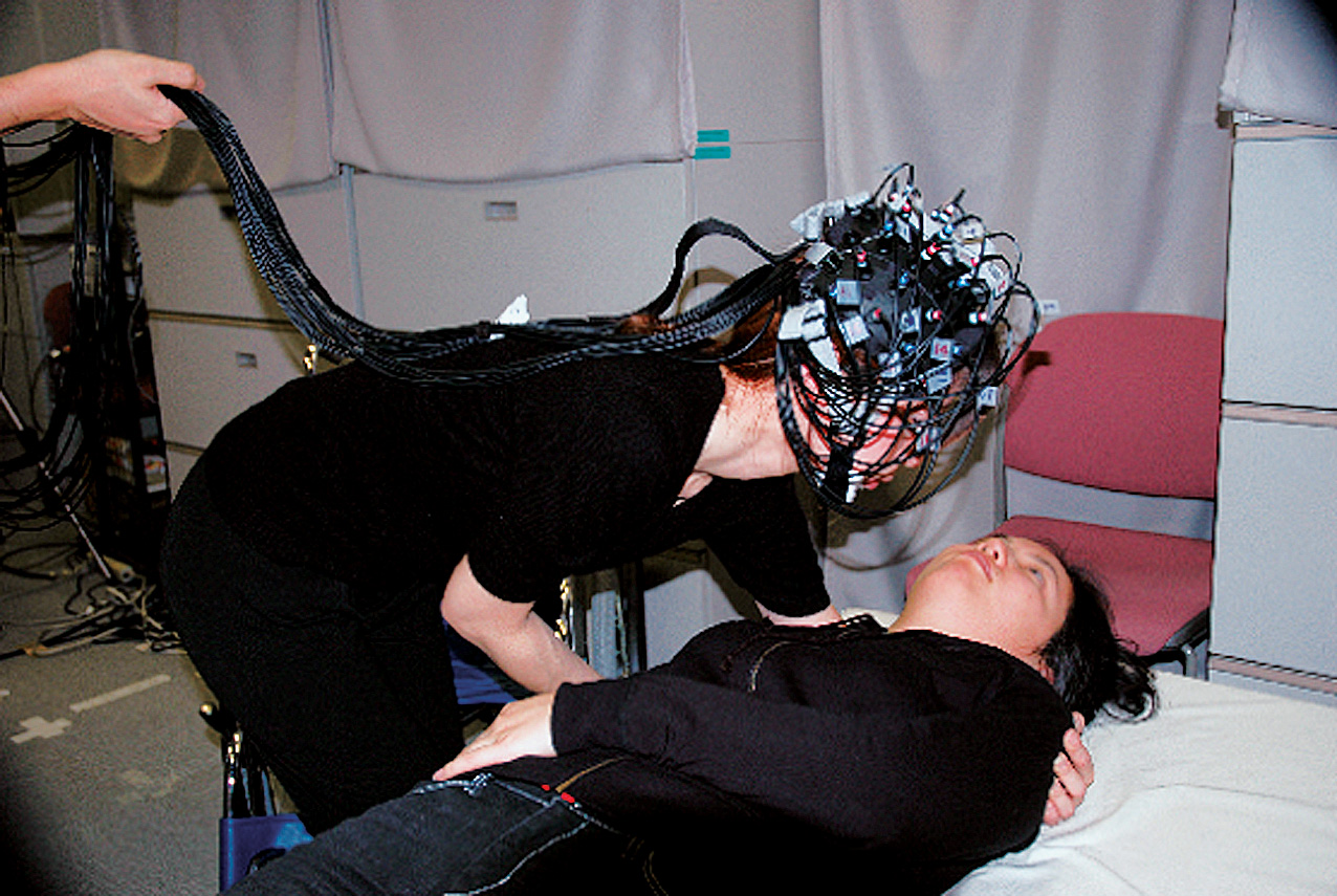 「手と脳」の関わりを近赤外線分光法で探る 脳の賦活状態を計測するイメージング装置を用いた介護の実験風景